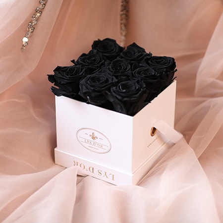 Черные розы в светлой упаковке LYS D'OR