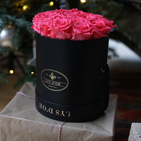 Розовые цветы в черной круглой коробке LYS D'OR фото